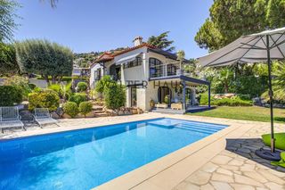 Chalet  Avinguda del vescomtat de cabanyes. Casa reformada en venta con piscina privada y vistas al mar en c