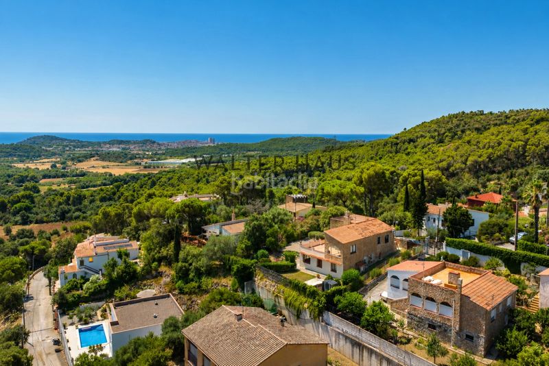Foto a5d8adde-a142-4b2a-b2fb-8da66ccaa82d. Casa amb xemeneia a Vall-llobrega