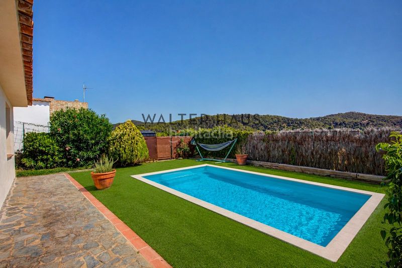 Foto aeaa1246-00fe-4489-8ac8-a15544203759. Casa amb xemeneia a Vall-llobrega