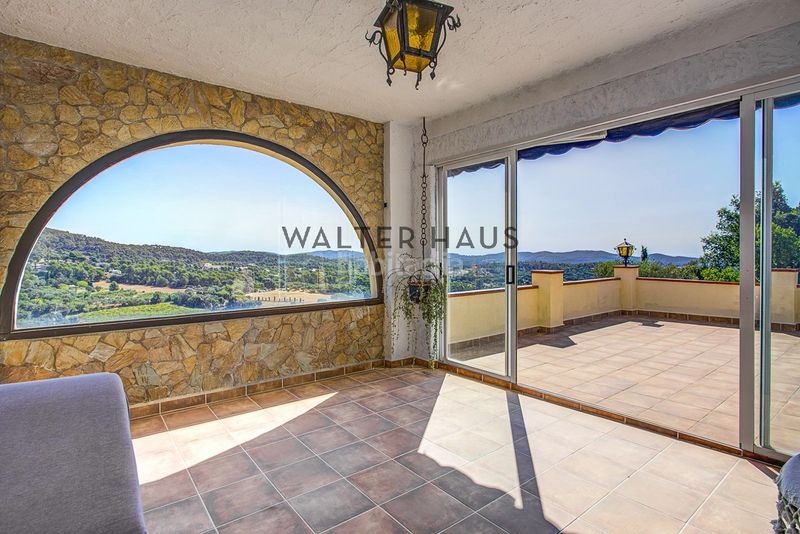Foto bafdddbd-1b9e-4c8a-a728-4ef3edd6b4bd. Casa amb xemeneia a Vall-llobrega