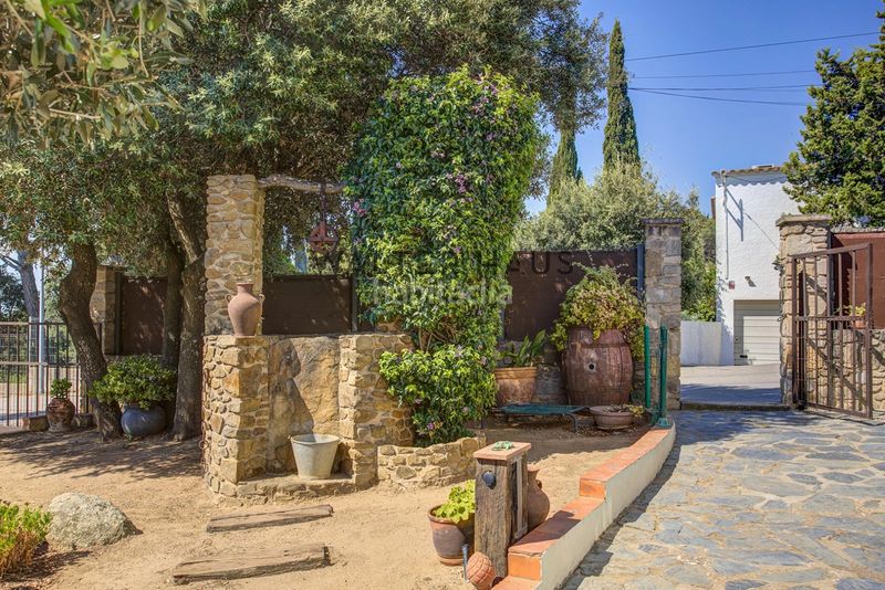 Foto dd9ba625-e537-404b-a89c-7f8801839705. Casa amb xemeneia a Vall-llobrega