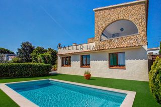 House  Carrer del pi. Casa independiente en venta en vall-llobrega con vistas al mar,