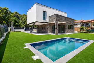 House  Carrer del daró. Casa de obra nueva con piscina y vistas al casco antiguo de calo
