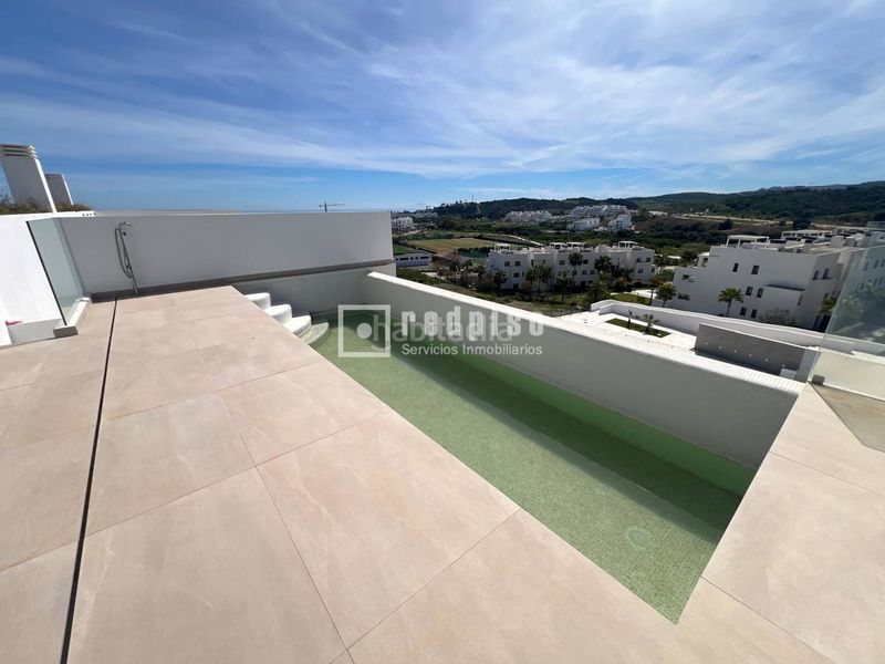 Foto d6d657b2-64ac-4eb6-a772-9e2eb8ef7e75. Pis amb calefacció aparcament piscina a Guadalobón Estepona