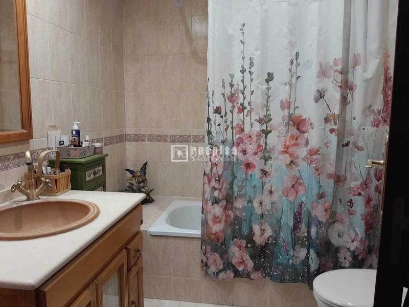 Foto 41d051bb-ff38-470a-8e00-7c8a511fff2b. Piso acogedor piso de 4 dormitorios recinto cerrado con piscina y plaza de garaje , málaga en Torremolinos