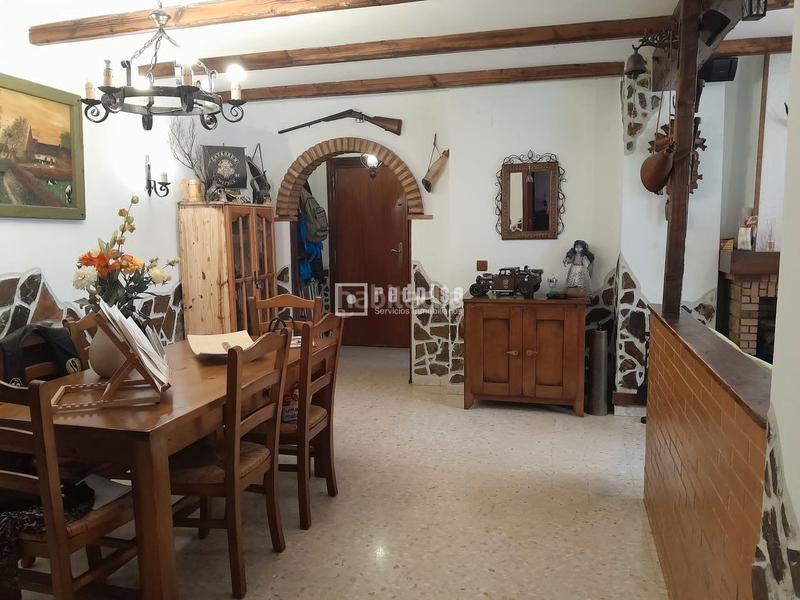 Foto 6c09b0be-b067-480d-9f4d-0c5b67384d78. Piso acogedor piso de 4 dormitorios recinto cerrado con piscina y plaza de garaje , málaga en Torremolinos