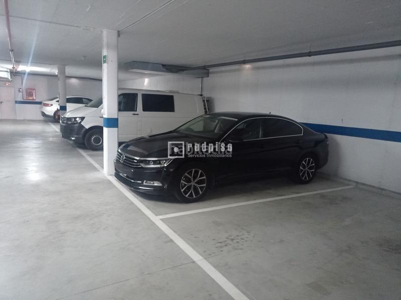 Foto 4f2b52bf-debf-4708-8b9b-914690f7493f. Parking coche plaza de parking cubierta en recinto cerrado en Torremolinos