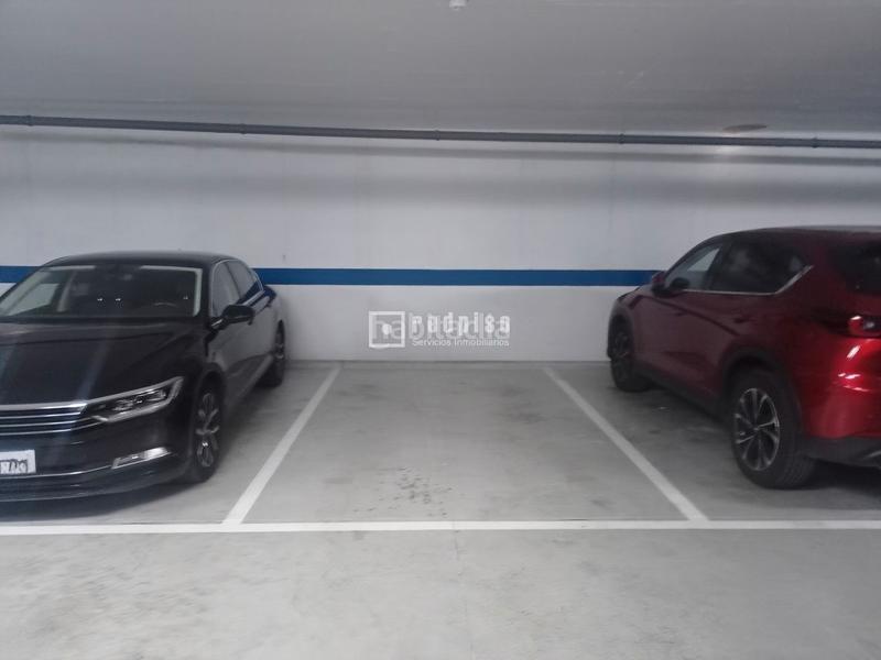 Foto ad126f6f-3298-4835-8a1e-1dc4f7a4a561. Parking coche plaza de parking cubierta en recinto cerrado en Torremolinos