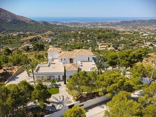 Chalet en Finestrat Pueblo. Exclusiva villa de lujo con impresionantes vistas y mxima priva
