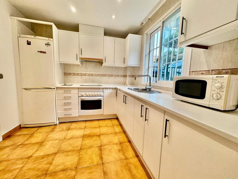 Foto 82dc00e0-7051-4fff-b94b-c41bcd9cd604. Apartament amb xemeneia aparcament piscina a Calahonda Mijas