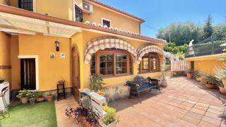 Chalet en Manantiales - Lagar - Cortijo