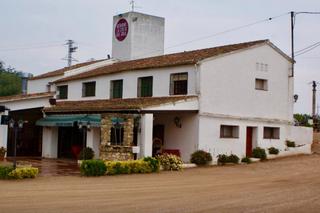 Masia a Freginals. Restaurante masía ubicado a pie de carretera