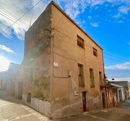 Casa in Freginals. Casa esquinera con estructura reformada en freginals
