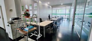 Alquiler Oficina en Calle abat escarré 6. Coworking. 3 espacios de trabajo contiguos.