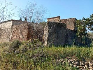 Masia a Masdenverge. Encantador terreno con agua y luz de 1,2 ha