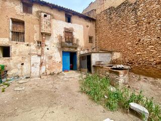 Masia a Santa Bàrbara. Masia con gran patio en el centro del pueblo