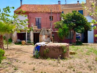 Masia a Galera (La). Casa de pueblo con gran terreno