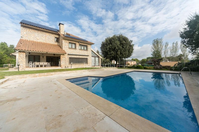 Foto f2e6f5e5-5715-4ba1-9689-bbbd8176062d. Casa amb calefacció aparcament piscina a Pallejà