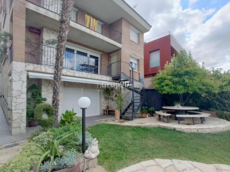 Foto cf7206a2-28e3-4137-b32e-e4ed29877af3. Casa con riscaldamento parcheggio piscina in La Bordeta Lleida
