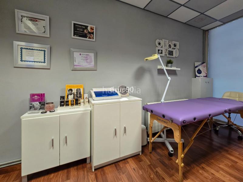 Foto 5e0a6522-045b-46c0-9412-5079a976f096. Alquiler local comercial oportunidad de traspaso de centro de estética ! en Lleida