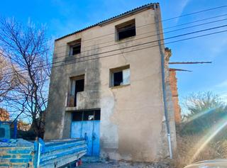 Casa a Santa Bàrbara. Masía de planta baja y dos pisos en el campo a 5 min del pueblo