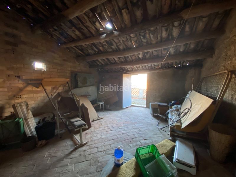 Foto ce686570-3187-460d-b78b-5a7d19159427. Masia amb aparcament a Godall