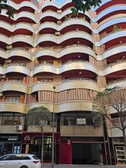 Aparcament cotxe a Joc de la Bola - Camps d'Esports. Plaza de garaje en la paseo de ronda  carrefour