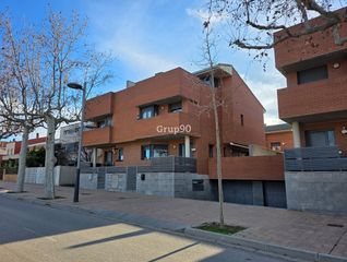 Doppelhaus in Raimat. Espectacular casa pareada de 280 m2 espacio, diseño y eficiencia