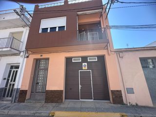 Casa a Ulldecona. Casa con garaje y patio en el centro de ulldecona