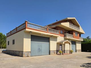 Xalet a Partides Rurals. Gran finca con xalet, nave y amplia parcela  múltiples posibilid