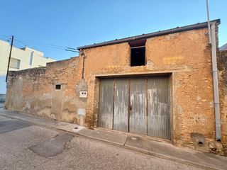 Geschäftsraum in Santa Bàrbara. Almacén con patio en el centro del pueblo
