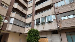 Etagenwohnung  Carrer detarragona. Se vende! muy amplio piso de 4 habitaciones con parking, en cast