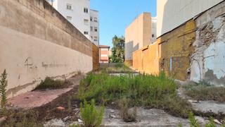 Terreny residencial  Avinguda de l'alcora. Se vende, solar -posible cambio de obra nueva-, salida 2 calles
