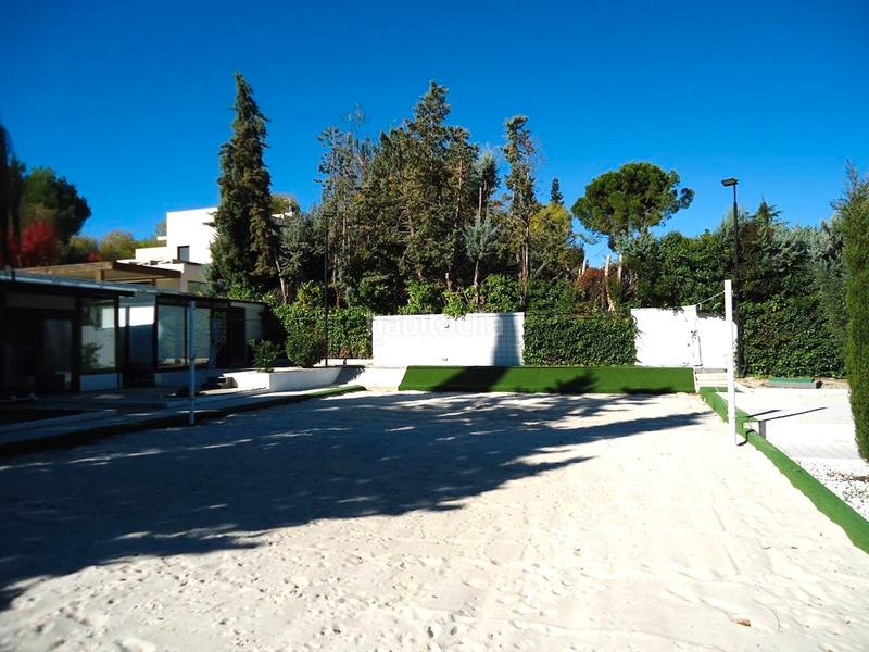 Foto 2aa78ff5-0108-4545-88d8-42a02ff6b8e2. Xalet amb piscina a urbanización La Moraleja La Moraleja