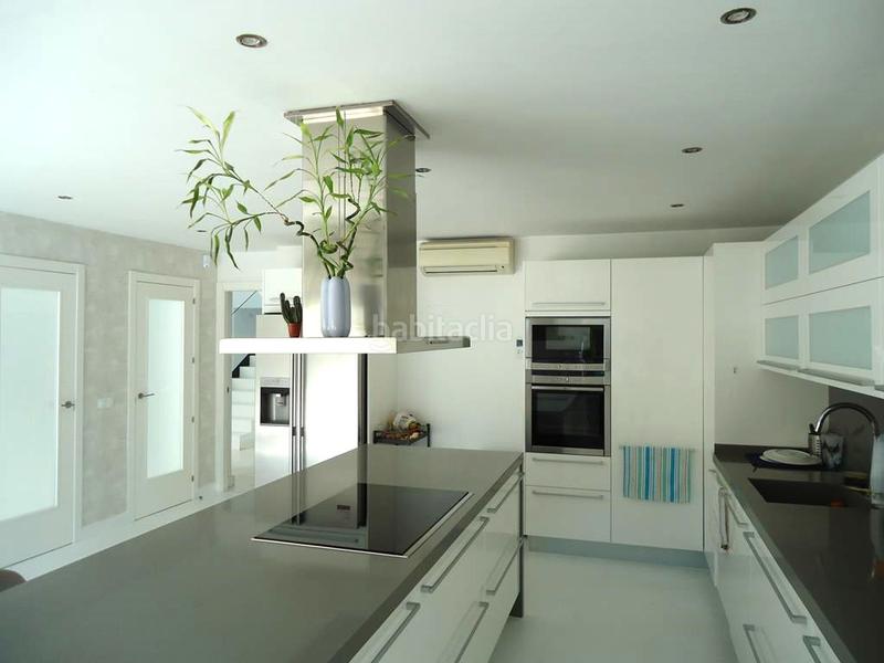 Foto 60eb56eb-db6e-41e6-a0a1-eed594a50dab. Xalet amb piscina a urbanización La Moraleja La Moraleja