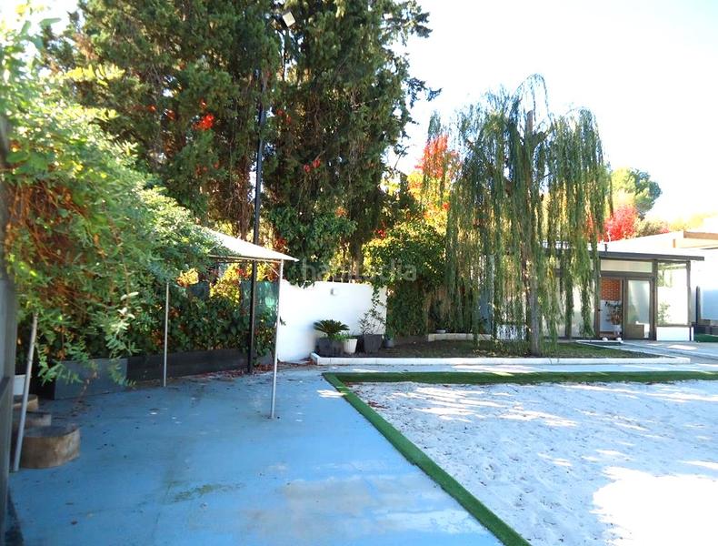 Foto b66570b7-8d82-42c4-85ae-5658452d7d06. Xalet amb piscina a urbanización La Moraleja La Moraleja