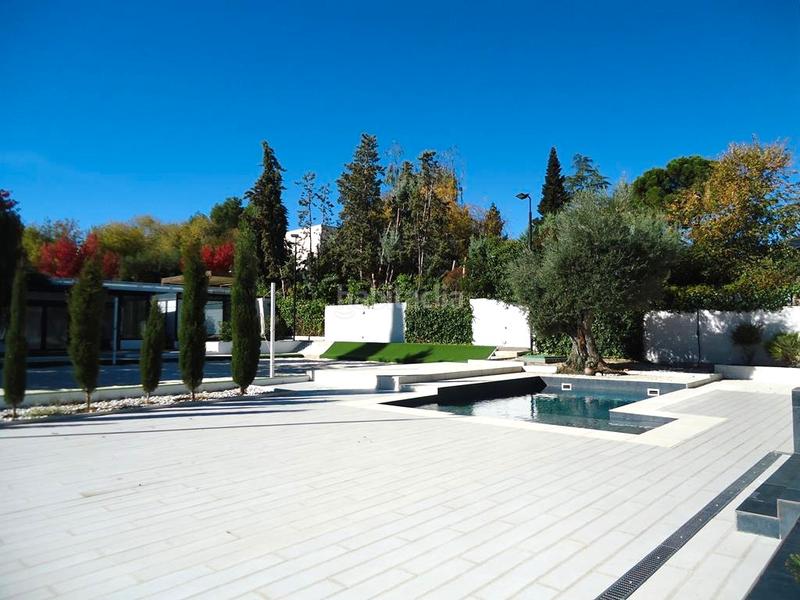 Foto b74459b8-43d5-4828-ba36-cc4f5d1ef2f2. Xalet amb piscina a urbanización La Moraleja La Moraleja