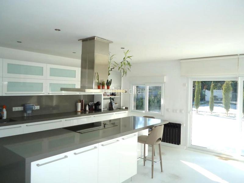 Foto b8f2d1a3-1dfb-4359-9781-b2352a43fdb5. Xalet amb piscina a urbanización La Moraleja La Moraleja