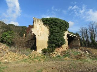 Masía en Santa Maria de Palautordera. Gran terreno  en primerisima  linea de carretera de uso hotelero