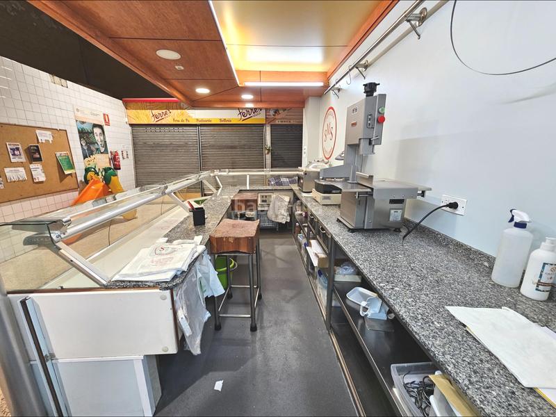 Foto c48122e9-5280-449c-b353-319169de3c00. Local comercial mercat municipalse traspasa brillante negocio de 3 paradas en Sant Celoni