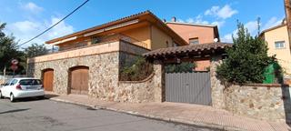 Casa a Riells i Viabrea. Riells y viabrea pueblo  chalet esquinero y adaptad0 en pleno ce
