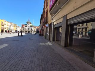 Affitto Locale commerciale in Sant Celoni. Sant celoni  plaça de la vila amplio local comercial en pleno co