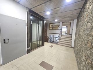 Alquiler Local Comercial en Sant Celoni. Sant celoni centro precioso gran local de diseño situado en la m