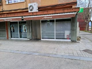 Local Comercial en Montorn�s del Vall�s. Monton�s del vall�s pla�a del poble local  en venta con amplia f