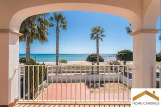 Casa aparellada  Carrer mallorca. Exclusivo chalet pareado en primera línea de mar en cambrils