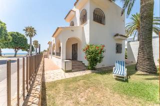 Chalet in Carrer fragata 11. Casa en primera lnea de mar en cambrils