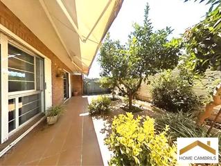 Casa aparellada  Carrer de pere vergés. Casa pareada con jardín en molí de la torre