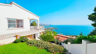 Casa a Carrer querman, 76, llan, spain. Dos apartamentos independientes con vistas al mar y jardn en fe