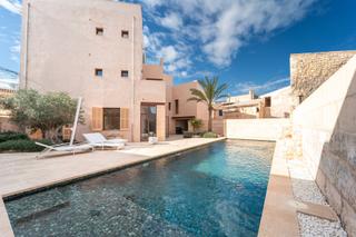 Maison à Ses Salines Poble. Casa de pueblo con piscina y vistas al mar en venta en ses salin