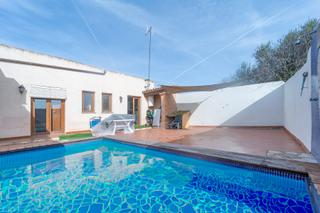 House in Ses Salines Poble. Casa de pueblo con piscina en venta en ses salines